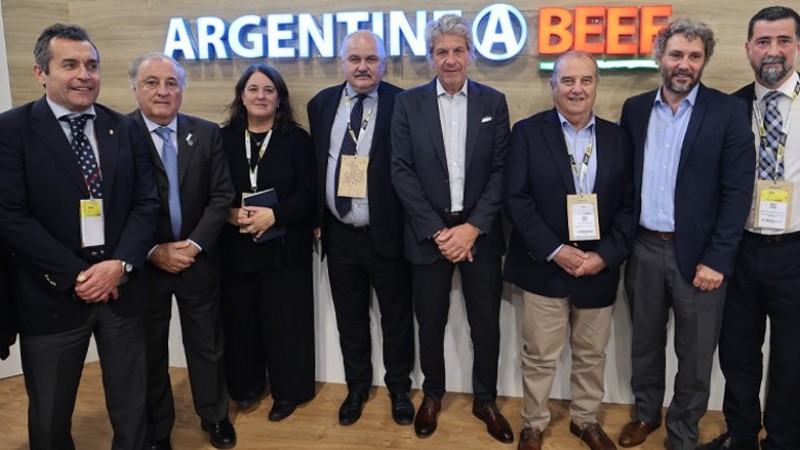 El secretario Pazo mantuvo encuentros con empresarios de la cadena ganadera en el stand del IPCVA en la SIAL París 2024